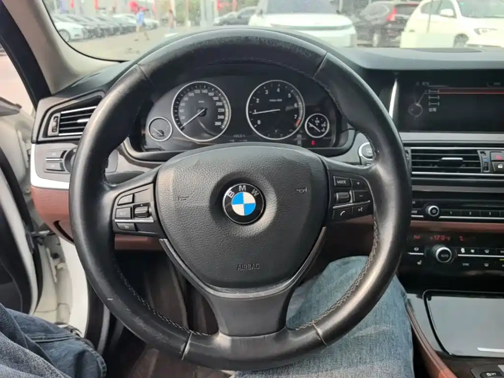 BMW 5 Series — миниатюра 11