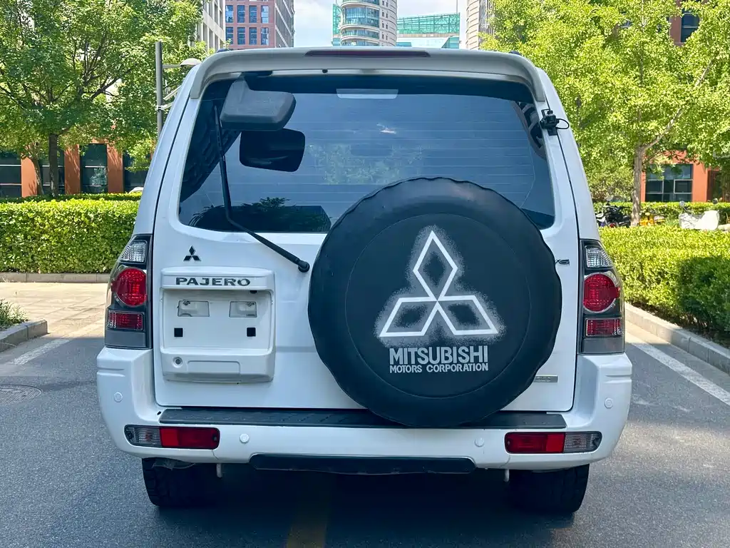 Mitsubishi Pajero — миниатюра 4