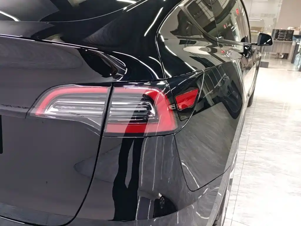 Tesla Model Y — миниатюра 8