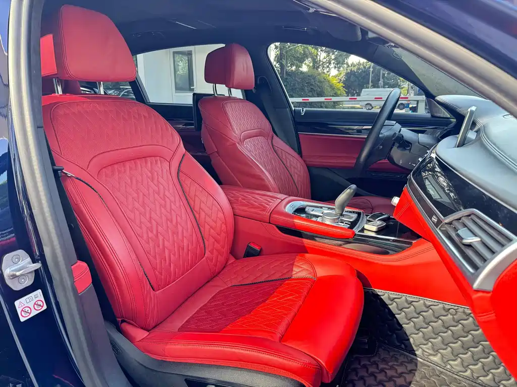BMW 7 Series — миниатюра 9