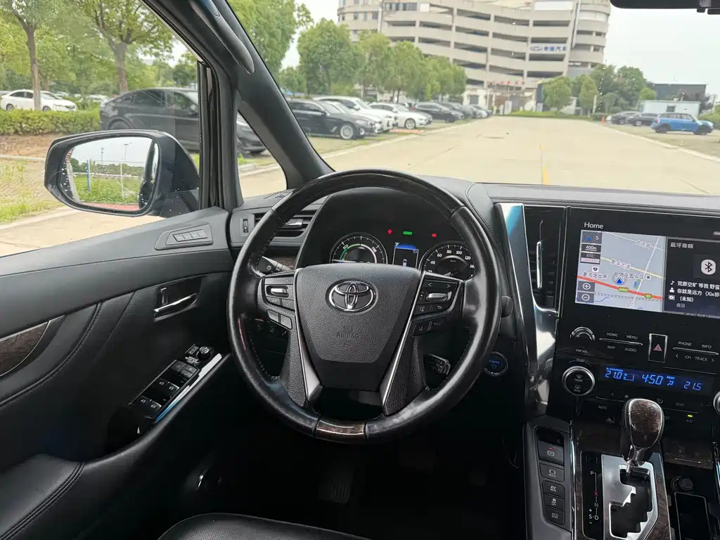 Toyota Alphard — миниатюра 17