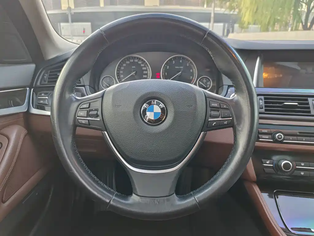 BMW 5 Series — миниатюра 10