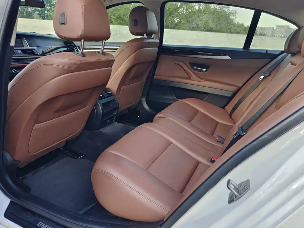 BMW 5 Series — миниатюра 8