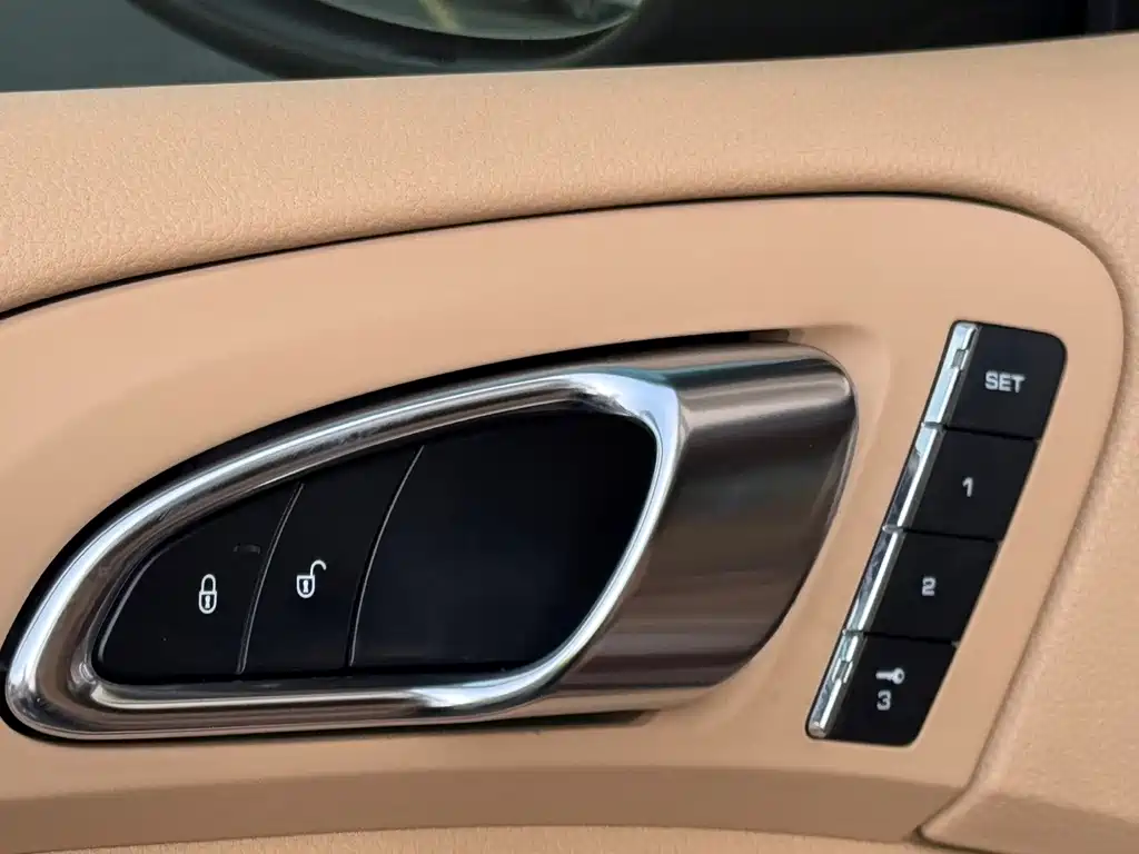 Porsche Cayenne — миниатюра 15
