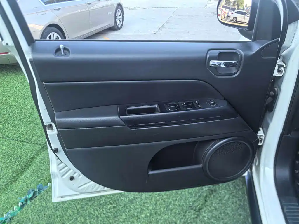 Jeep Compass (Import) — миниатюра 2