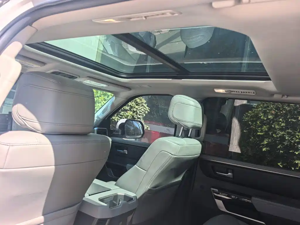 Toyota Sequoia — миниатюра 6