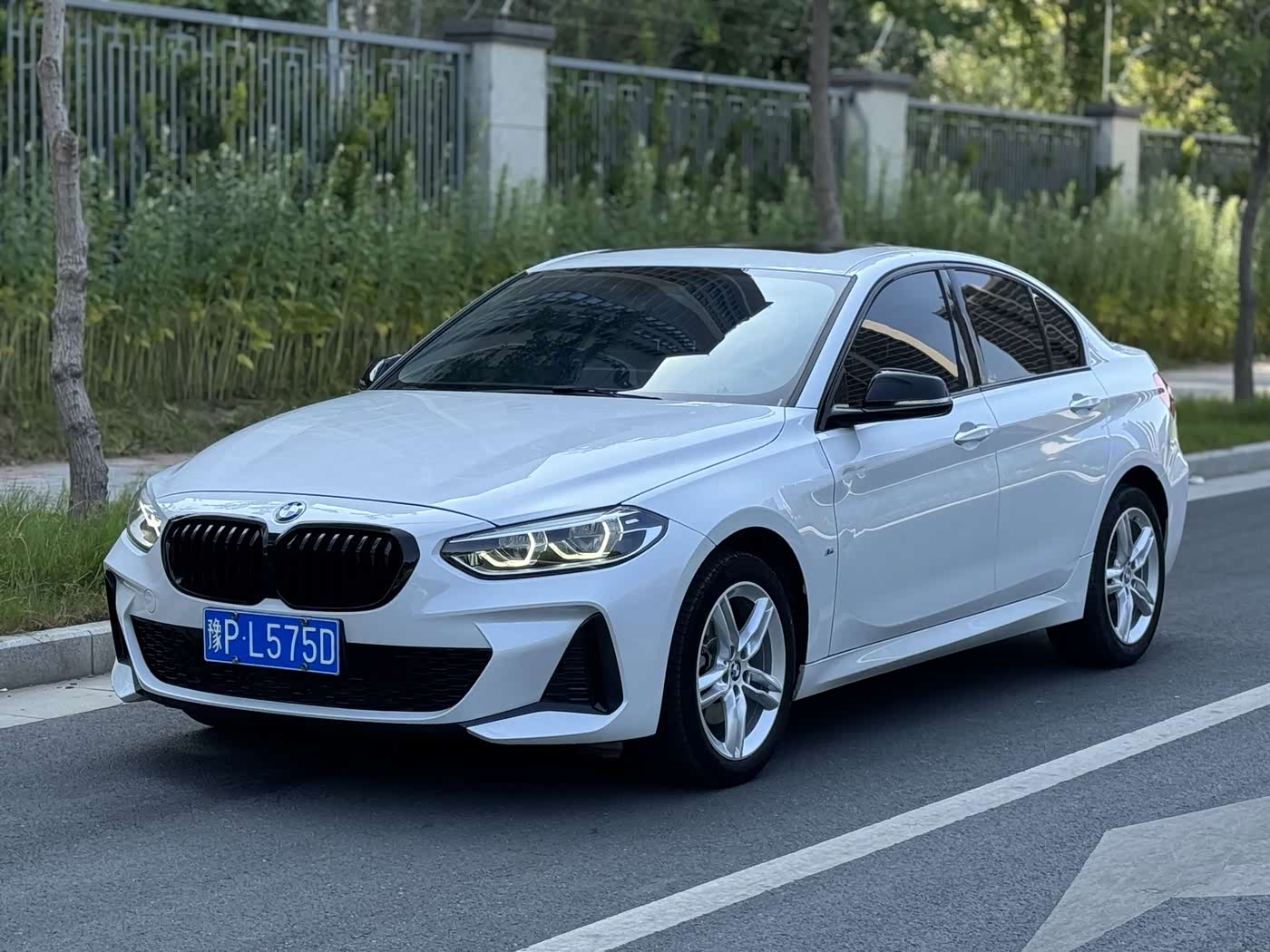 BMW 1 Series 1.5 л 2022 г. Белый, пробег 22000 км