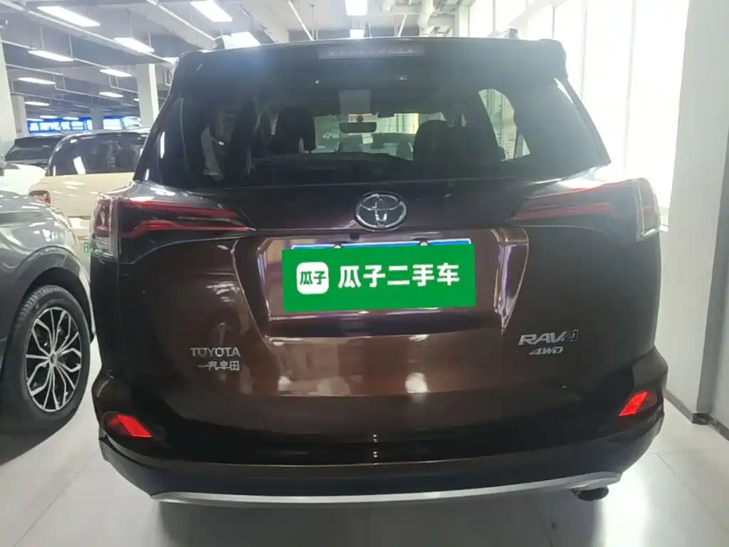 Toyota RAV4 — миниатюра 6