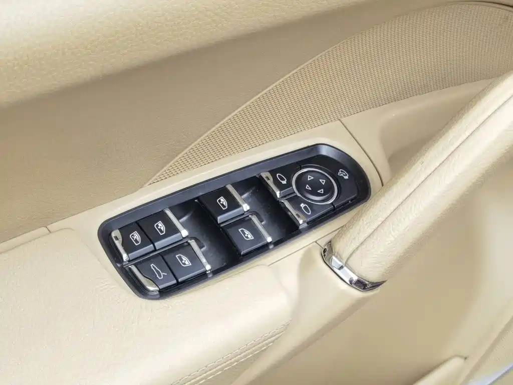 Porsche Cayenne — миниатюра 9