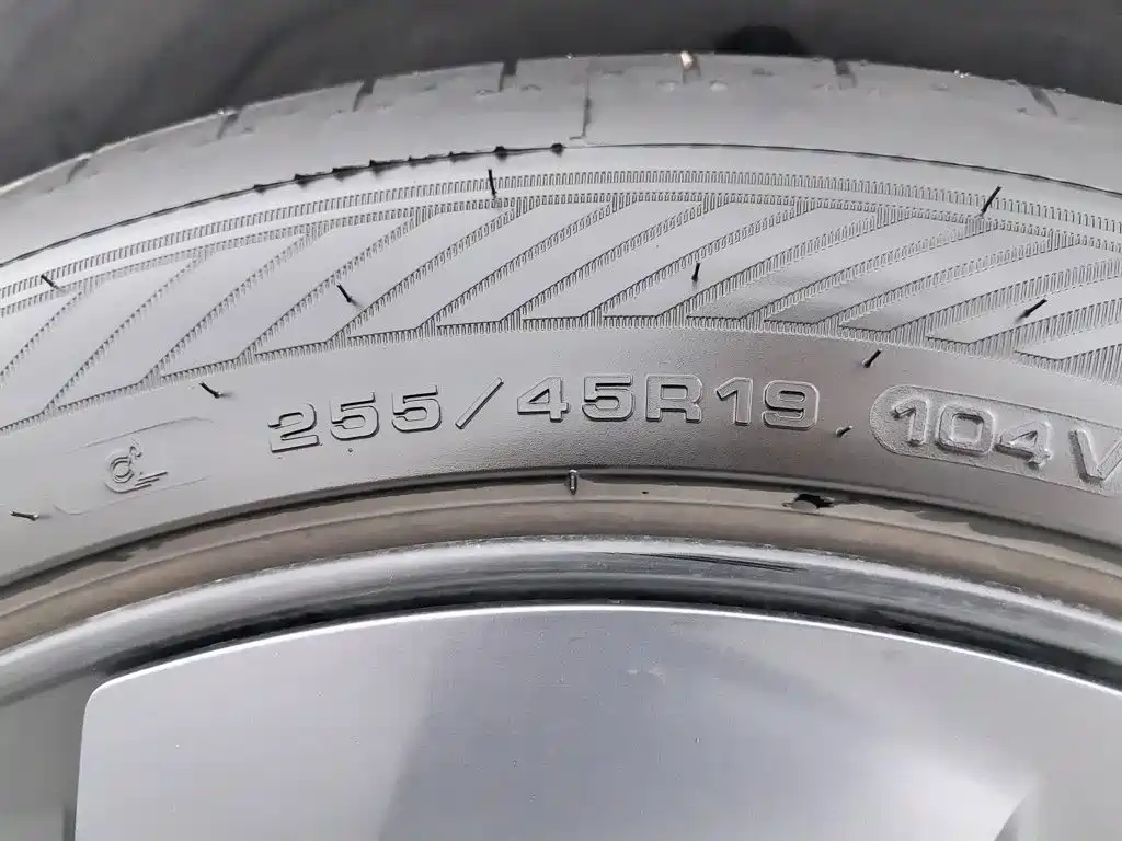 Tesla Model Y — миниатюра 24
