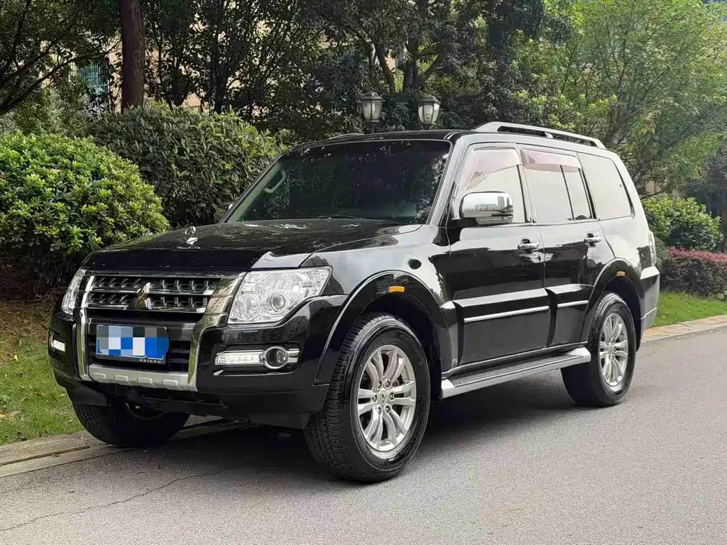 Mitsubishi Pajero (Import)
