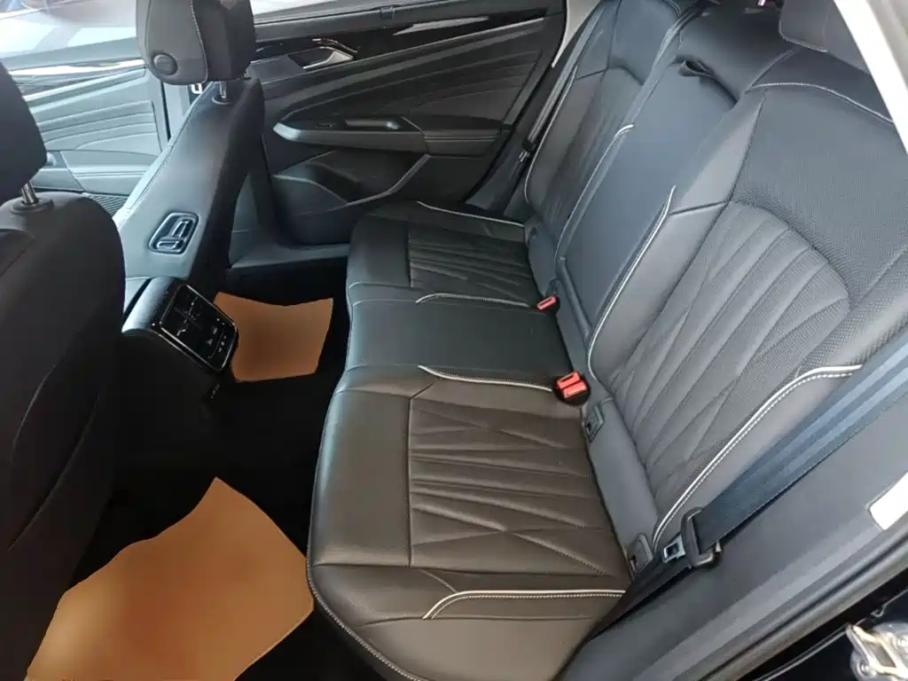 Volkswagen Passat PHEV — миниатюра 17