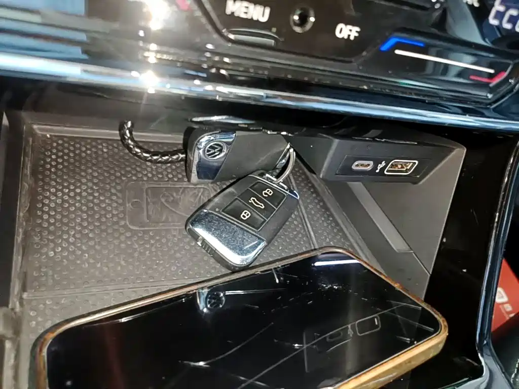 Volkswagen Passat PHEV — миниатюра 9