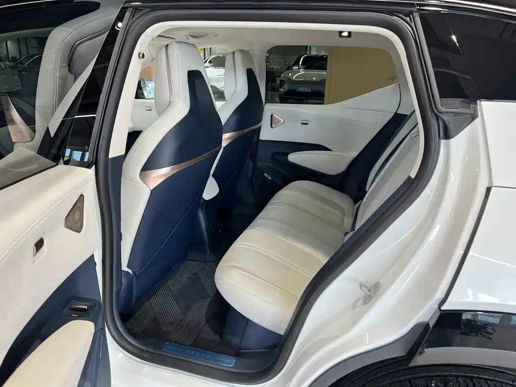 Zeekr X 2025 мест