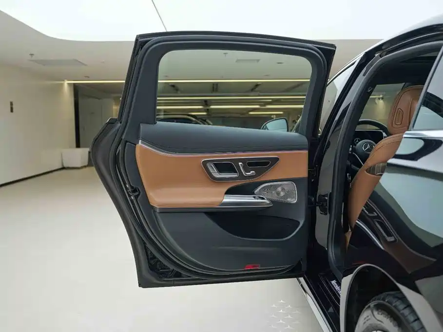 Mercedes-Benz E-Class — миниатюра 16