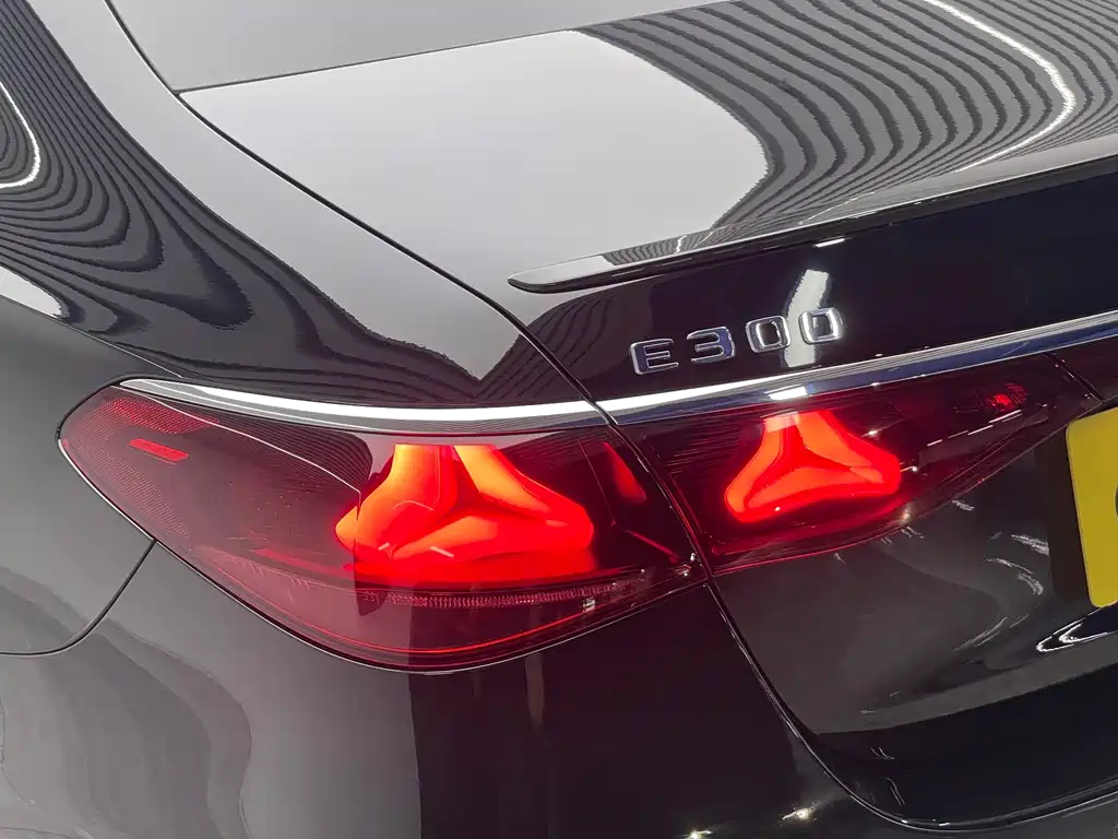 Mercedes-Benz E-Class (Import) — миниатюра 20