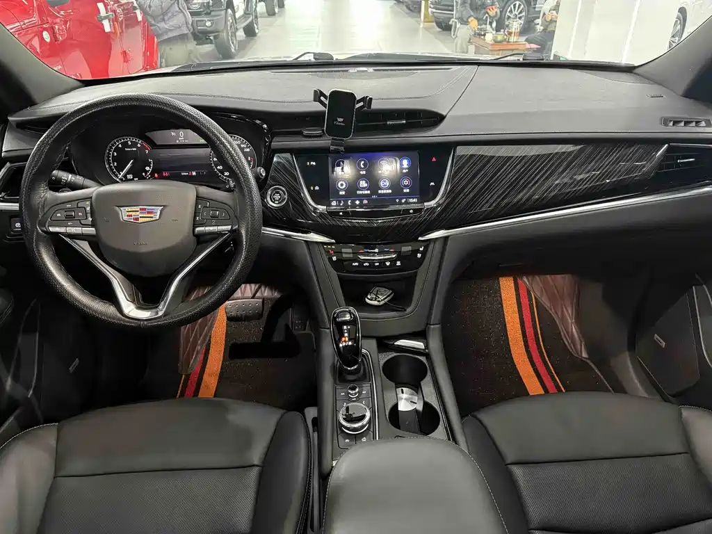 CADILLAC XT6