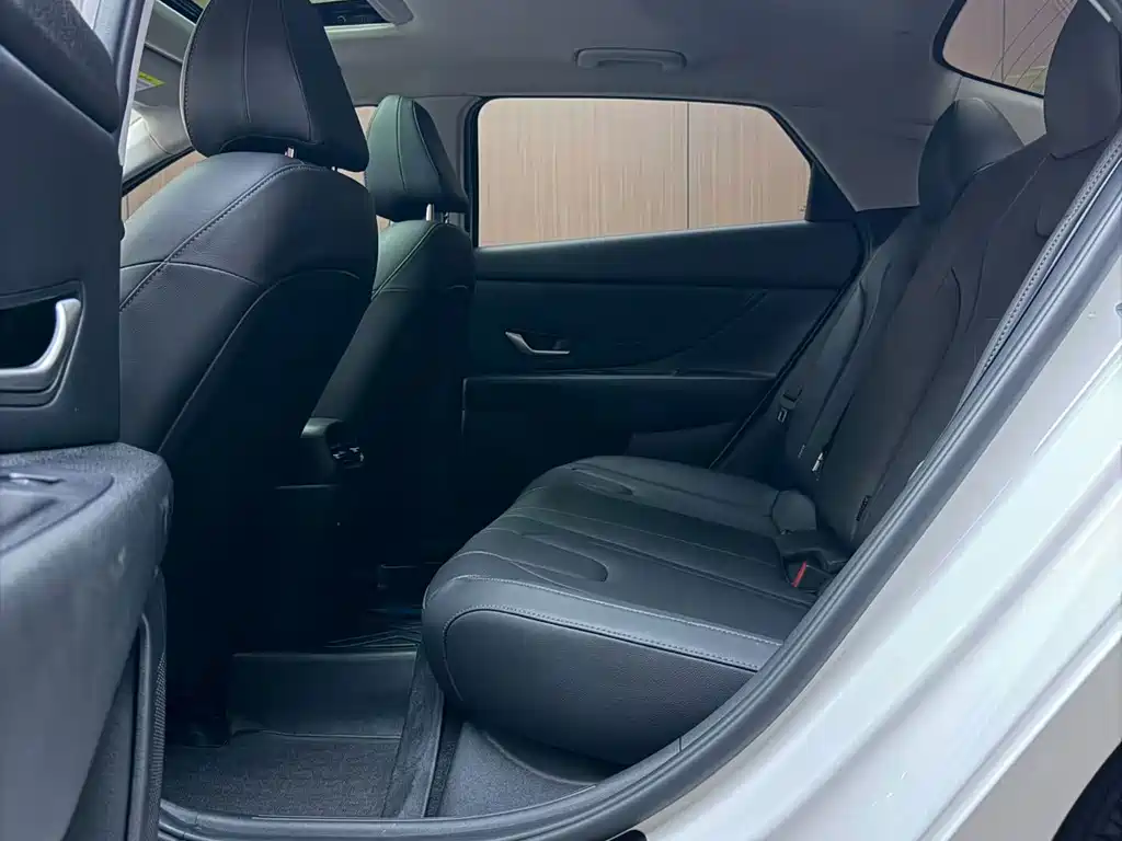 Hyundai Elantra — миниатюра 8