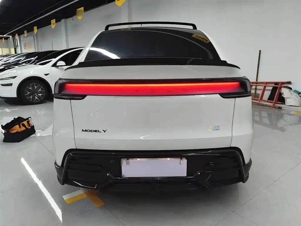 Tesla Model Y L