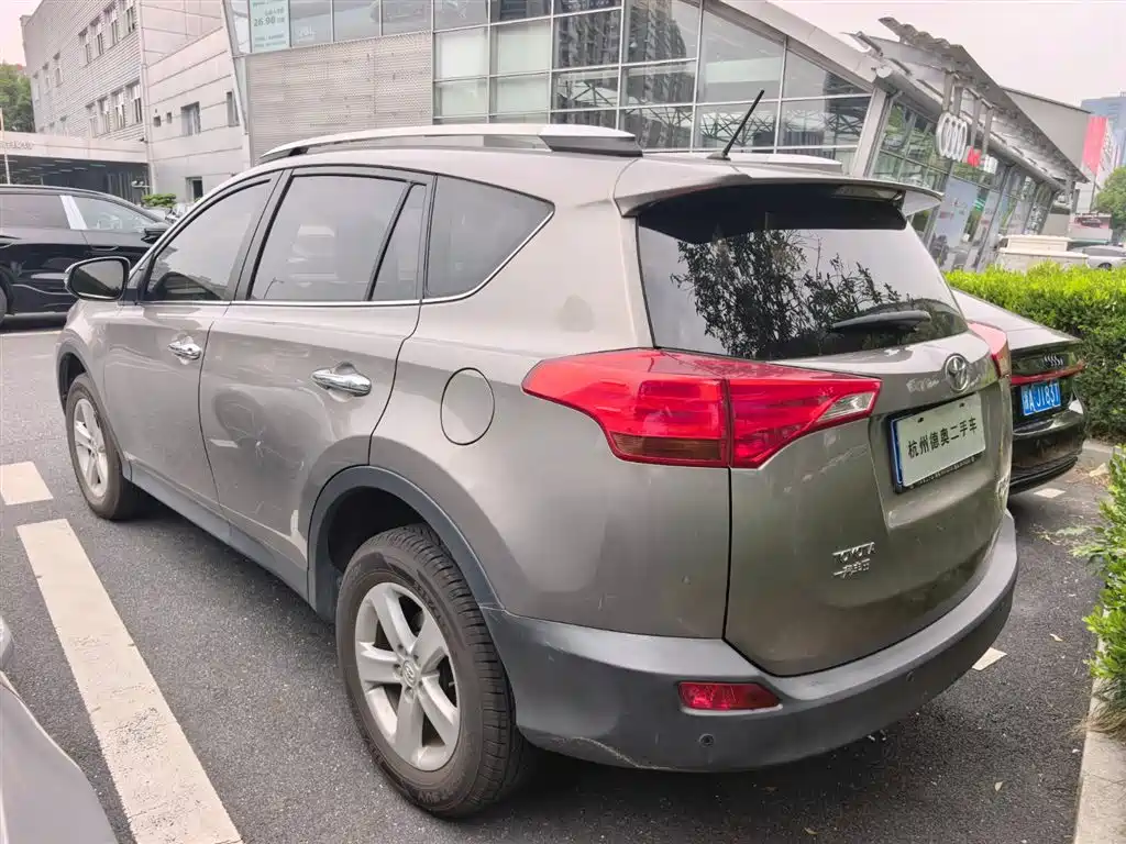 Toyota RAV4 — миниатюра 4