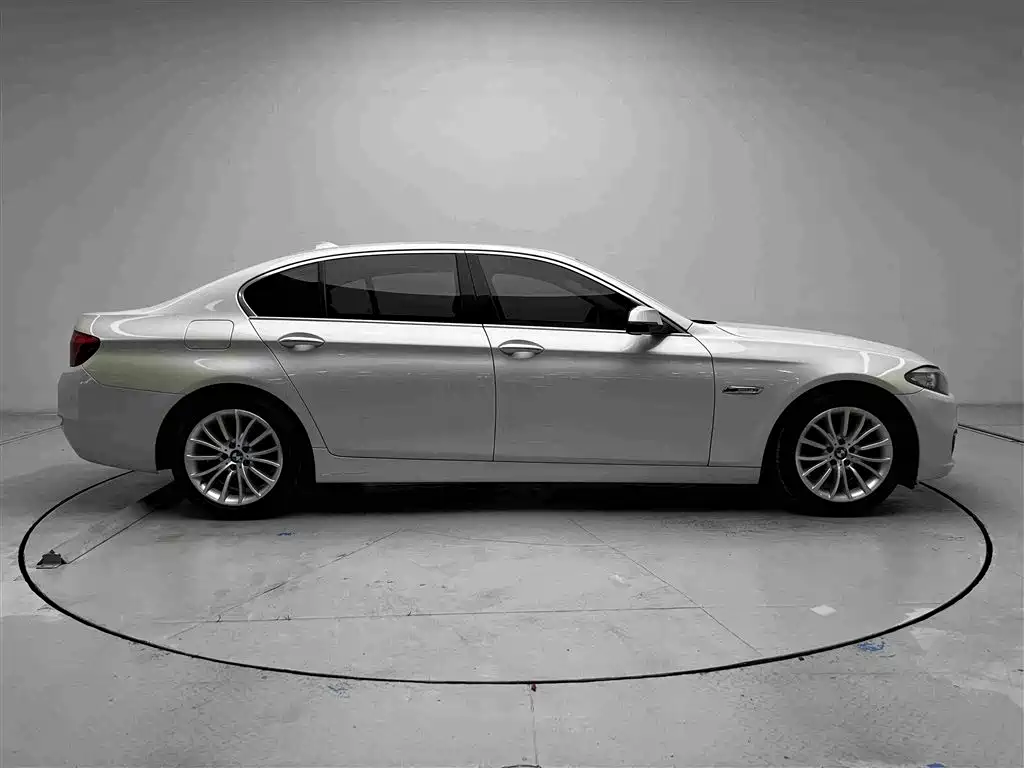 BMW 5 Series — миниатюра 17