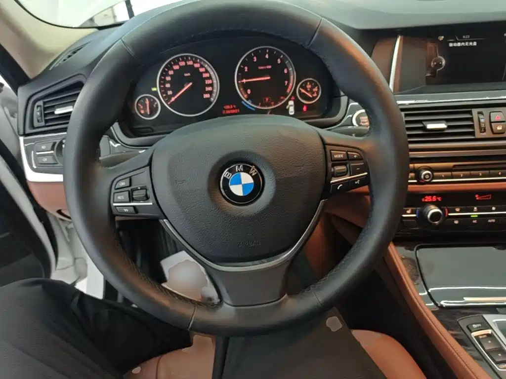 BMW 5 Series — миниатюра 11