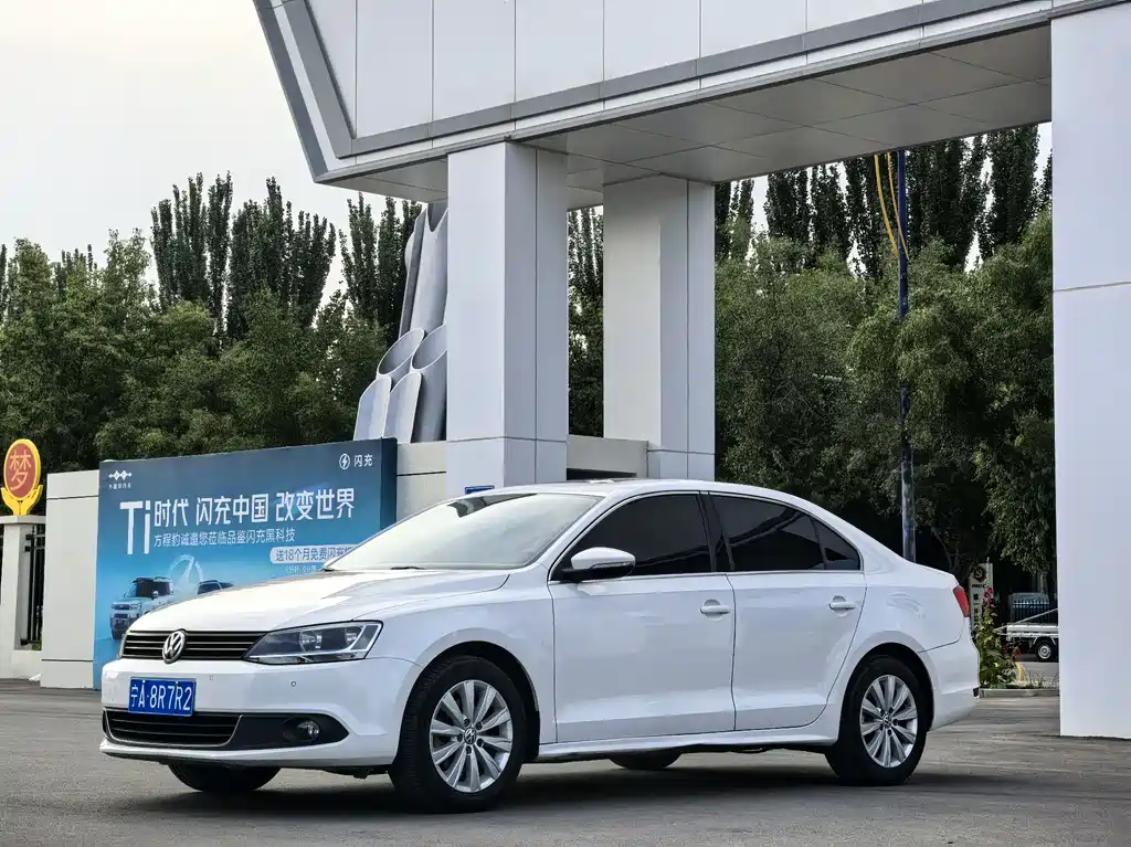 Volkswagen Sagitar 2015
