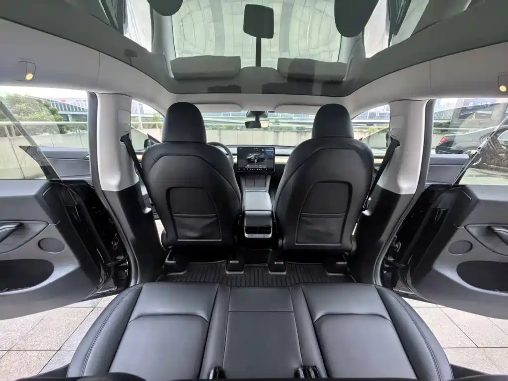 Tesla Model Y — миниатюра 9
