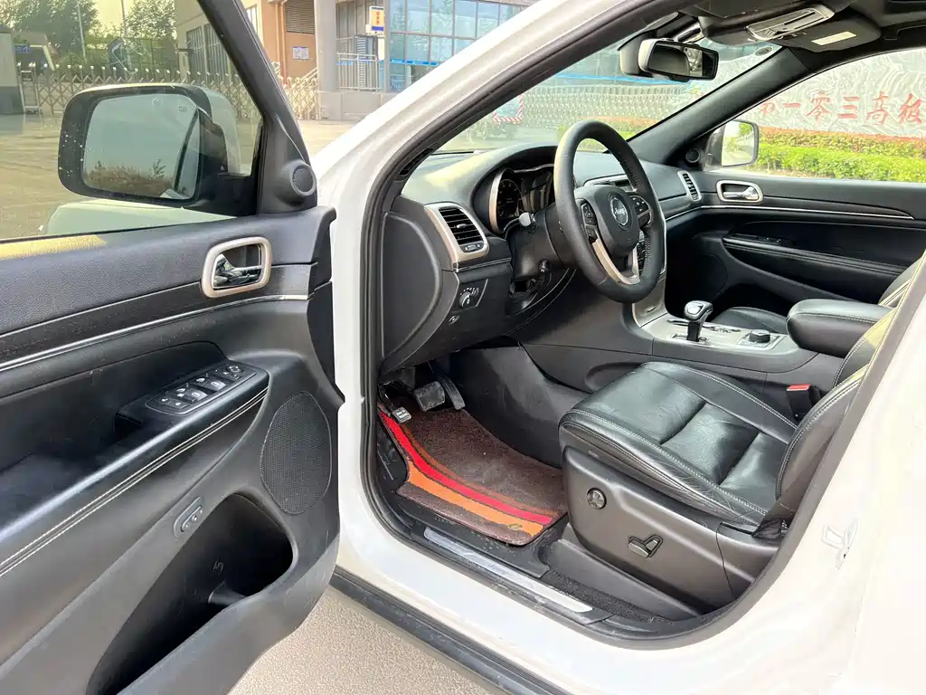 Jeep Grand Cherokee (Import) — миниатюра 8