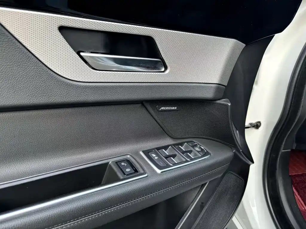Jaguar XFL — миниатюра 8