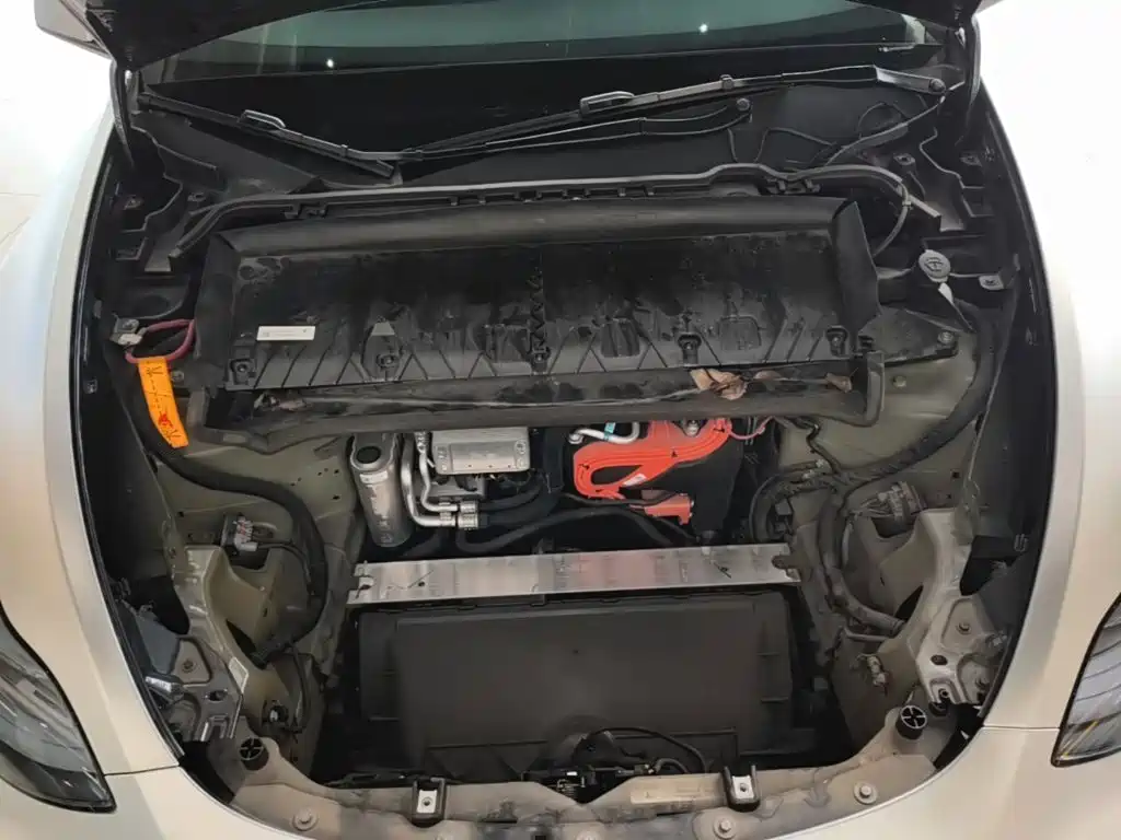 Tesla Model Y — миниатюра 20