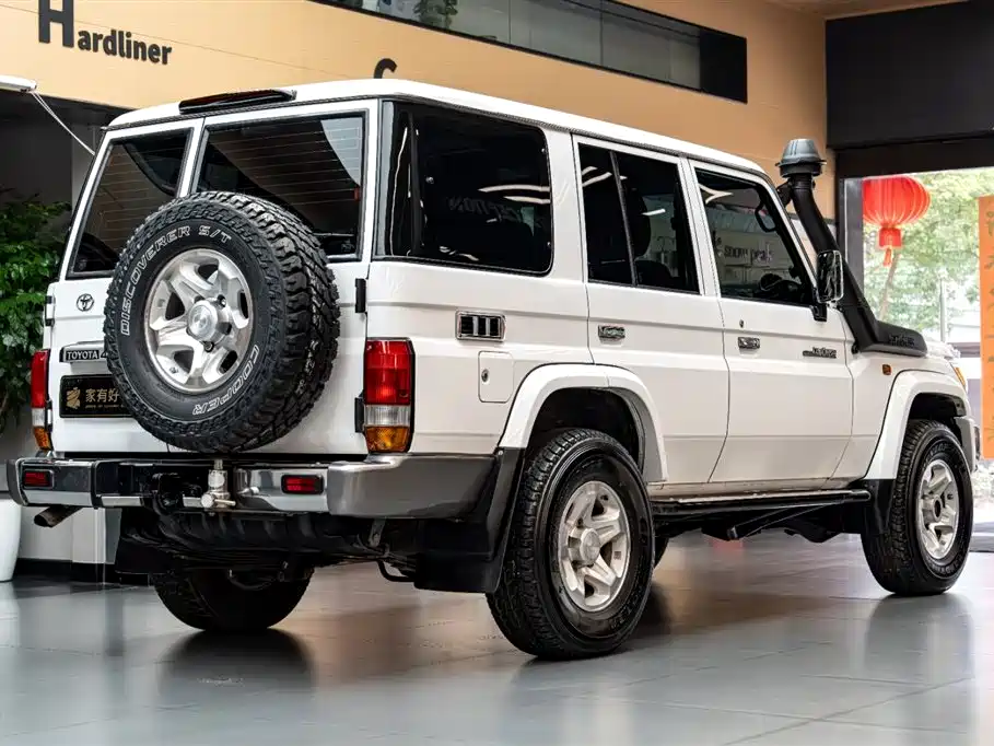Toyota Land Cruiser LC76 2015 4.0L MT