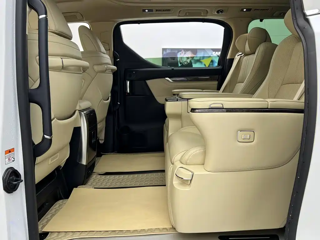 Toyota Alphard — миниатюра 35