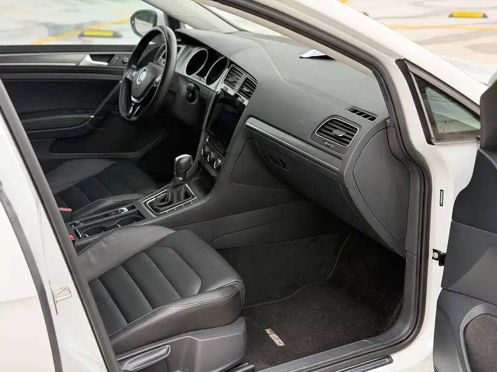Volkswagen Golf 2016 230TSI AT Luxury