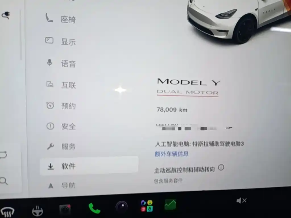 Tesla Model Y — миниатюра 12
