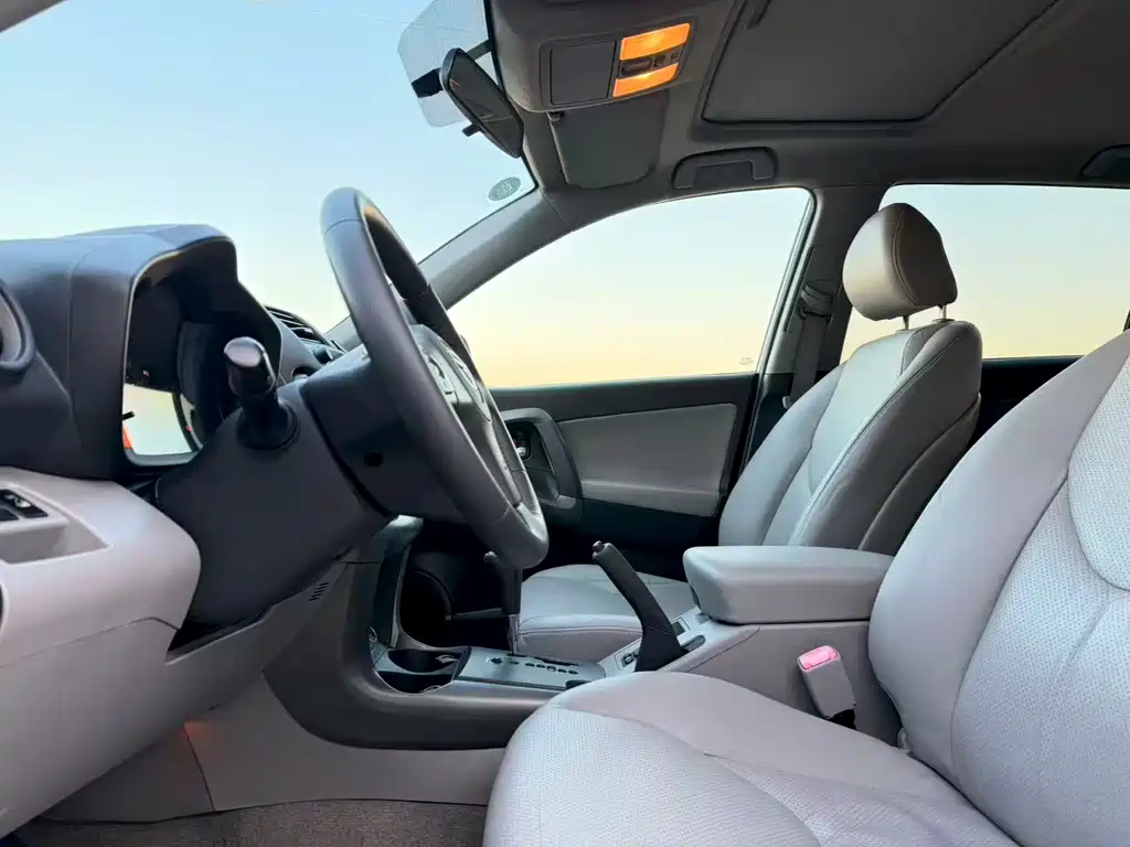 Toyota RAV4 — миниатюра 7