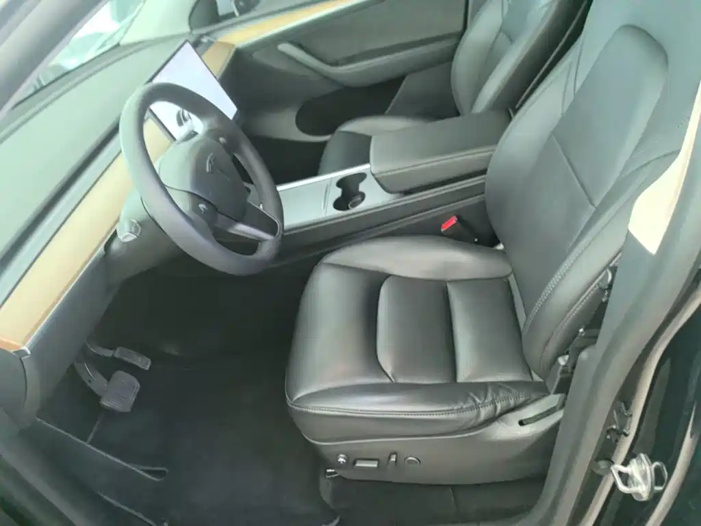 Tesla Model Y — миниатюра 15
