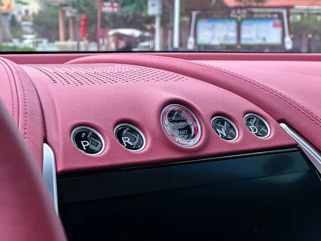 Aston Martin DBX — миниатюра 8
