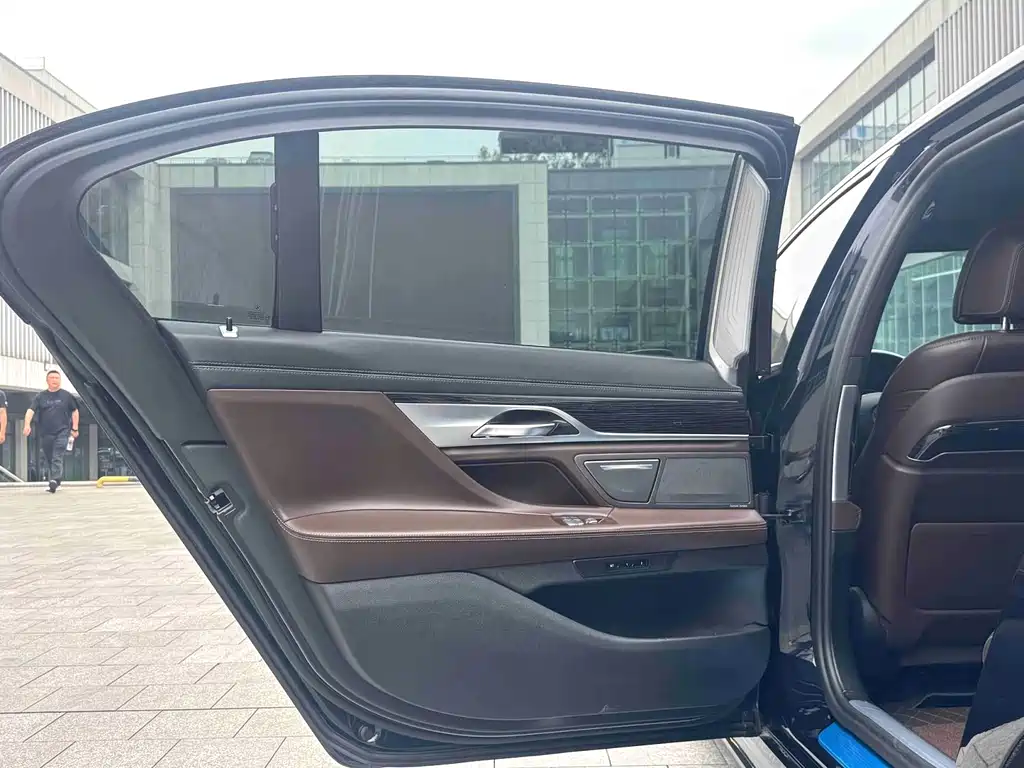 BMW 7 Series — миниатюра 8