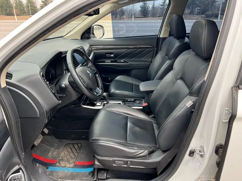 MITSUBISHI OUTLANDER