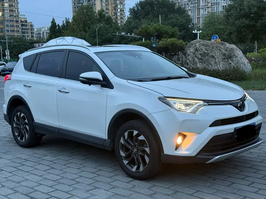 Toyota RAV4 — миниатюра 3