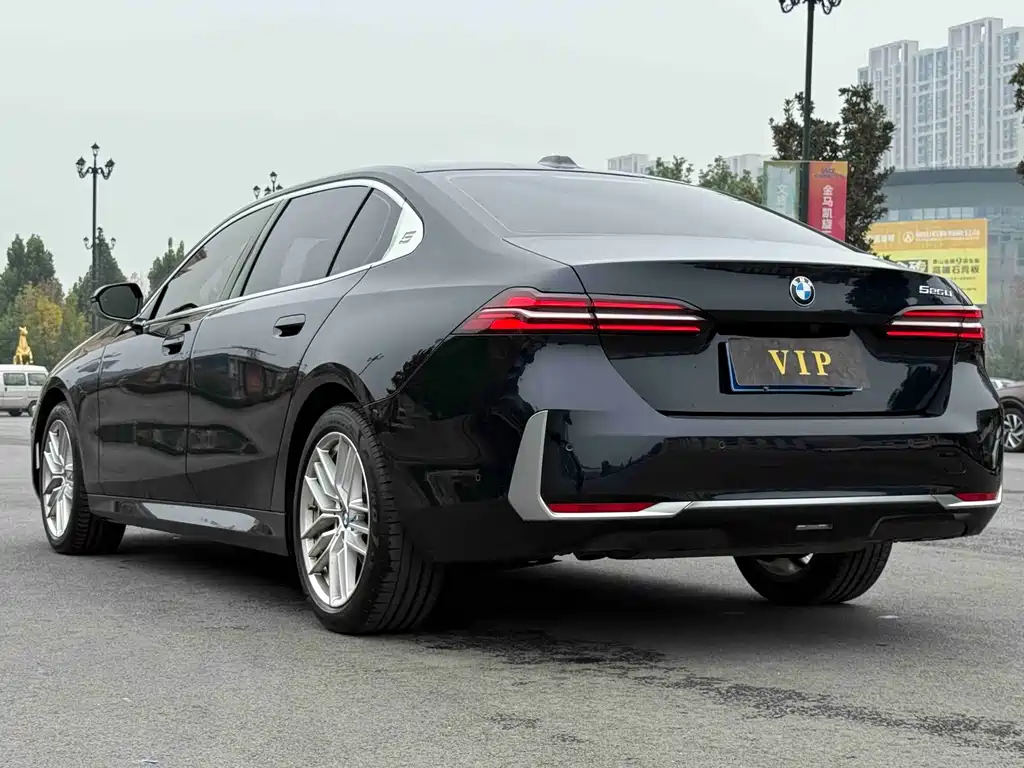 BMW 5 Series — миниатюра 7