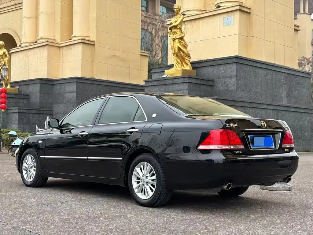 Toyota Crown — миниатюра 3
