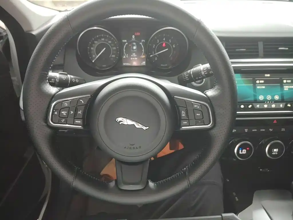 Jaguar E-PACE — миниатюра 10