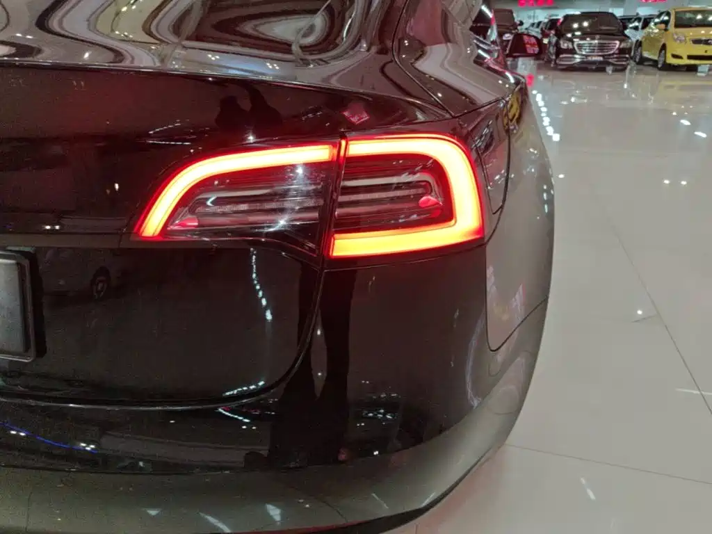 Tesla Model 3 — миниатюра 8