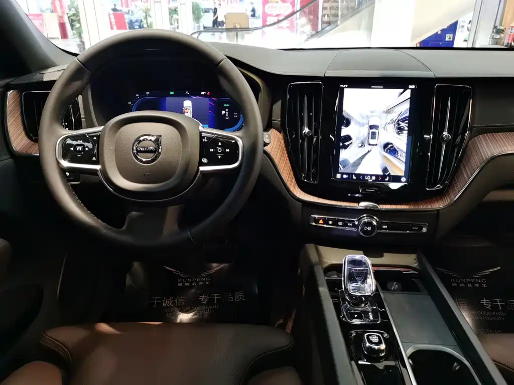 Volvo XC60 PHEV — миниатюра 9