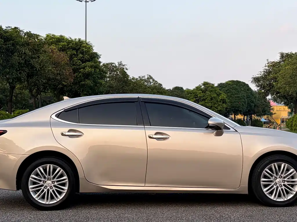 Lexus ES — миниатюра 7