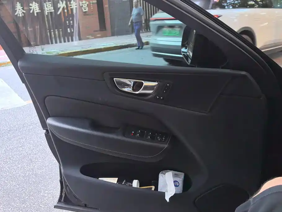 Volvo XC60 PHEV — миниатюра 7