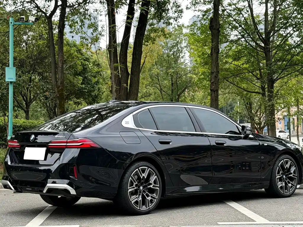 BMW 5 Series — миниатюра 7