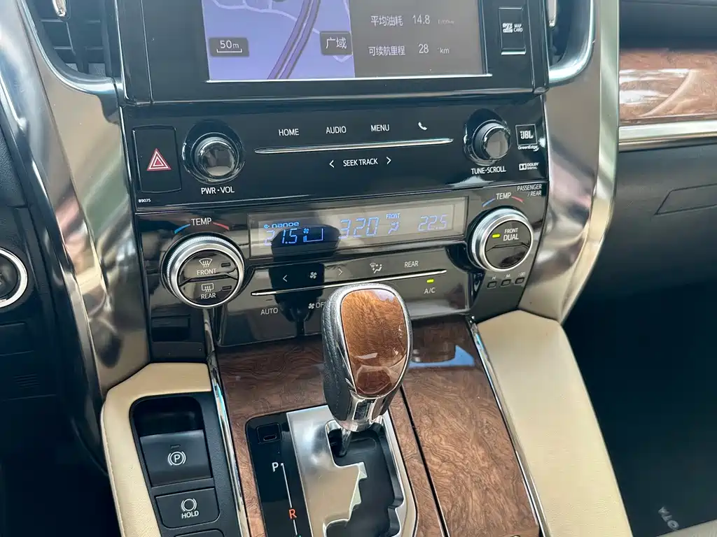 Toyota Alphard — миниатюра 8